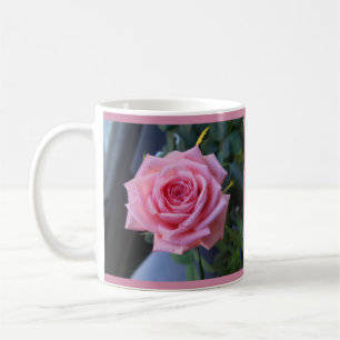 Volledige roze roze roze roos op een koffie-mok koffiemok