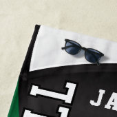 Volleybal in donkergroen, zwart en wit strandlaken (In situ)