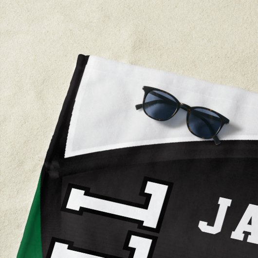 Volleybal in donkergroen, zwart en wit strandlaken (In situ)