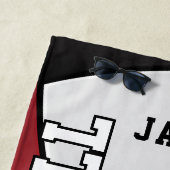 Volleybal in donkerrood, zwart en wit strandlaken (In situ)