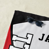 Volleybal in rood, zwart en wit strandlaken (In situ)