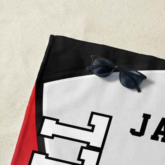 Volleybal in rood, zwart en wit strandlaken (In situ)