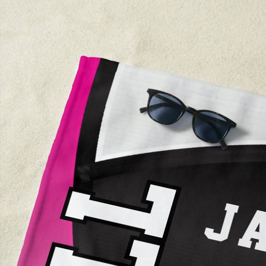 Volleybal in roze, zwart en wit strandlaken (In situ)