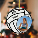 Volleybal naam jersey nummer foto aandenken keramisch ornament<br><div class="desc">Dit ontwerp heeft een volleybalachtergrond met ruimte voor een naam, nummer en foto. Klik op de knop aanpassen voor meer flexibiliteit bij het aanpassen van de tekst! Variaties van dit ontwerp en coördinerende producten zijn beschikbaar in onze winkel, zazzle.com/store/doodlelulu. Neem contact met ons op als u dit ontwerp op een...</div>