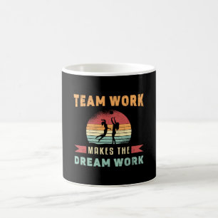 Volleybal teamwerk maakt droom werk strand retro koffiemok