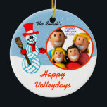 Volleyball Snowman Family Photo Ornament<br><div class="desc">Hoeveel gezinnen ken je dat leven en volleybal ademen? We weten veel... en deze versiering is voor hen . De voorzijde van Ornament kenmerkt een volleybalsneeuw man en lijst voor UW foto, past familienaam en sentiment aan en voegt persoonlijk bericht op de rug toe. De gepersonaliseerde giften zijn altijd hartstikke...</div>