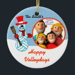 Volleyball Snowman Family Photo Ornament<br><div class="desc">Hoeveel gezinnen ken je dat leven en volleybal ademen? We weten veel... en deze versiering is voor hen . De voorzijde van Ornament kenmerkt een volleybalsneeuw man en lijst voor UW foto, past familienaam en sentiment aan en voegt persoonlijk bericht op de rug toe. De gepersonaliseerde giften zijn altijd hartstikke...</div>