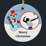 Volleyball Snowman Team/Player Photo Ornament<br><div class="desc">Viel je team of je individuele volleybalspeler met dit vakantieseizoen! De voorzijde van Ornament kenmerkt een volleybalsneeuwman en een lijst voor UW foto, past spelernaam en aantal en sentiment aan en voegt persoonlijk bericht op de rug toe. De gepersonaliseerde giften zijn altijd hartstikke en deze zeker om met om het...</div>