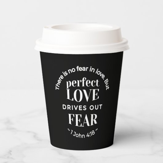 "Volmaakte liefde verdrijft angst" (1 Johannes 4:1 Papieren Bekers (Achterkant)