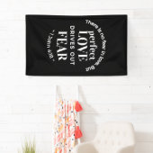 "Volmaakte liefde verdrijft angst" (1 Johannes 4:1 Spandoek (Insitu)