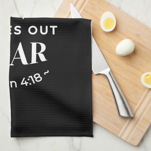 "Volmaakte liefde verdrijft angst" (1 Johannes 4:1 Theedoek (Quarter Fold)