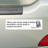 Voltaire citaat over absurdities en wreedheden bumpersticker (Op auto)