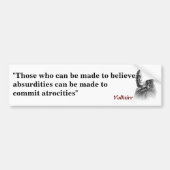 Voltaire citaat over absurdities en wreedheden bumpersticker (Voorkant)