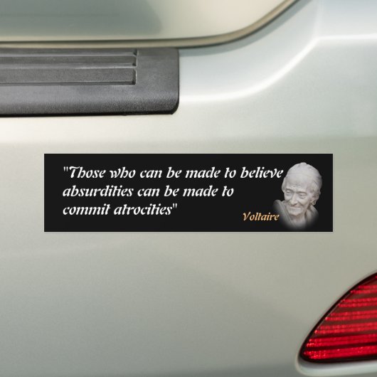 Voltaire citaat over absurdities en wreedheden bumpersticker (Op auto)