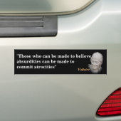 Voltaire citaat over absurdities en wreedheden bumpersticker (Op auto)