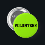 Volunteer Bright Green Ronde Button 5,7 Cm<br><div class="desc">Laat je team vrijwilligers in een menigte opstaan. Klik de aanpassingsknoop om een verschillende achtergrondkleur te selecteren om uw gebeurtenis aan te passen. De stijl en de kleur van de doopvont kunnen ook worden aangepast! Beschikbaar in vierkante en ronde vormen met 5 ronde formaten om van, tussen 1-1/4 duim tot...</div>