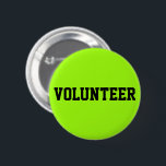 Volunteer Bright Green Ronde Button 5,7 Cm<br><div class="desc">Laat je team vrijwilligers in een menigte opstaan. Klik de aanpassingsknoop om een verschillende achtergrondkleur te selecteren om uw gebeurtenis aan te passen. De stijl en de kleur van de doopvont kunnen ook worden aangepast! Beschikbaar in vierkante en ronde vormen met 5 ronde formaten om van, tussen 1-1/4 duim tot...</div>
