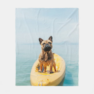 Volwassen bruine Franse bulldog op kayak Fleece Deken