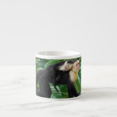 Volwassen capuchin-aap die Baby op de rug draagt Espresso Kop (Voorkant)