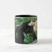 Volwassen capuchin-aap die Baby op de rug draagt Mok (Midden)