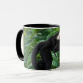 Volwassen capuchin-aap die Baby op de rug draagt Mok (Voorkant links)