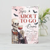 Volwassen Halloween-sips op het punt om naar bened Kaart (Staand voorkant)