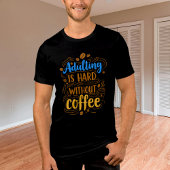 Volwassen is moeilijk zonder koffie Tri-Blend shirt