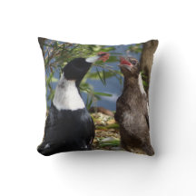 Volwassen Magpie met Juvenile