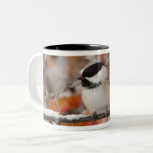 Volwassen met zwarte capuchon in de sneeuw tweekleurige koffiemok (Voorkant links)