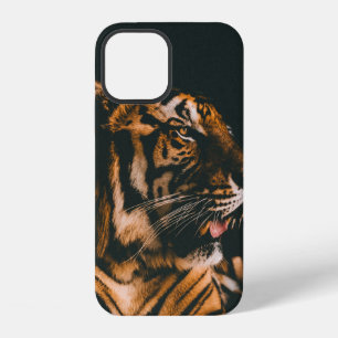 VOLWASSEN TIJGER LIGGEND IN EEN SCHAARS VERLICHTE  iPhone 12 HOESJE