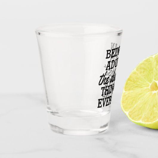 volwassene zijn is het domste wat ik gedaan heb shot glas (Links)