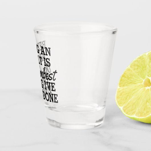 volwassene zijn is het domste wat ik gedaan heb shot glas (Rechts)