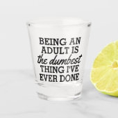 volwassene zijn is het domste wat ik gedaan heb shot glas (Voorkant)