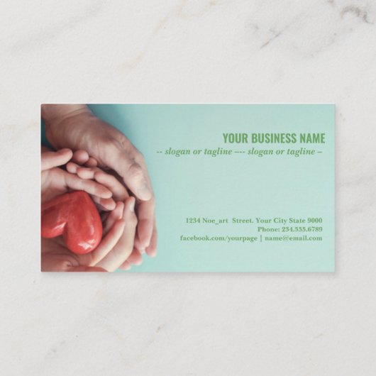 Volwassenen en kinderhanden houden rood hart vast visitekaartje (Achterkant)