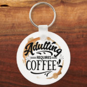 VOLWASSENEN WORDEN MOEILIJK ZONDER COFFIE - COFFIE SLEUTELHANGER (Voorkant)
