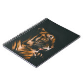VOLWASSENTIGER PRONE LYING INSIDE DIM LIGHTED ROOM NOTITIEBOEK (Linkerzijde)