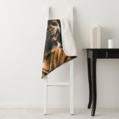 VOLWASSENTIGER PRONE LYING INSIDE DIM LIGHTED ROOM SHERPA DEKEN (In situ)