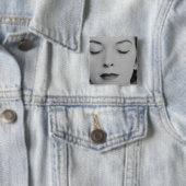 Volwassenvrouw 2 vierkante button 5,1 cm (In situ)