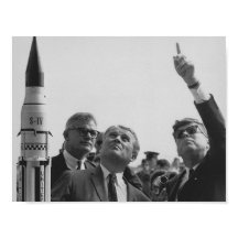 Von Braun en JFK kijken naar de hemel