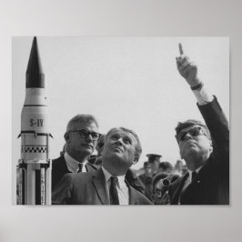 Von Braun en JFK kijken naar de hemel Poster