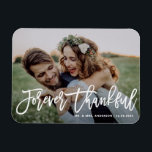 Voor altijd dankbaar moderne kalligrafie foto brui magneet<br><div class="desc">Vier je liefde en show dankbaarheid met onze aanpasbare foto bruiloft dank je magneet! Deze unieke aandenken is ideaal om uw dierbaren te herinneren aan uw speciale dag, terwijl het uiten van uw oprechte bedankt op een gedenkwaardige manier. Het nummer "Forever Thankful" is in de moderne kalligrafie opgenomen. U kunt...</div>