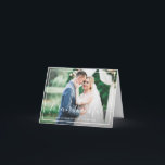 Voor altijd dankbaar typografie bruiloft bedankt<br><div class="desc">Een elegant afbeelding van de nieuwe bedden. De de bruid en groom afbeelding en achterkleur en tekst kunnen worden gepersonaliseerd. Voeg een persoonlijk dankjewel bericht toe en u kunt uw eigen foto uploaden.</div>