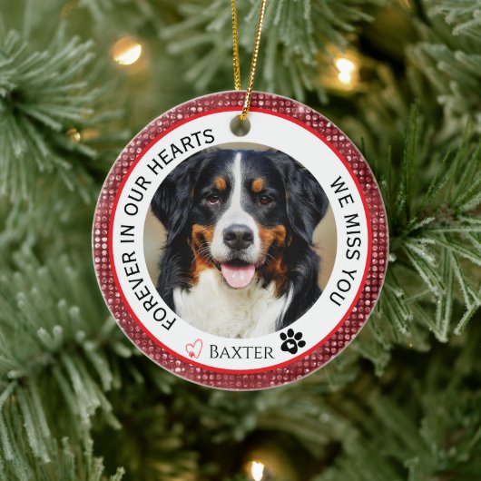 Voor altijd in onze harten Pet Memorial Red Keramisch Ornament (Boom)