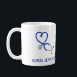Voor artsen en verpleegkundigen gepersonaliseerde koffiemok<br><div class="desc">Creëer Een lief persoonlijk cadeau voor je favoriete verpleegster of dokter. Deze koffie mok heeft een afbeelding van een blauwe stethoscoop in blauw en is klaar om te worden gepersonaliseerd met jouw naam of andere boodschap.</div>