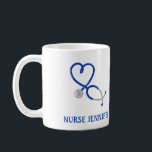 Voor artsen en verpleegkundigen gepersonaliseerde  koffiemok<br><div class="desc">Creëer Een lief persoonlijk cadeau voor je favoriete verpleegster of dokter. Deze koffie mok heeft een afbeelding van een blauwe stethoscoop in blauw en is klaar om te worden gepersonaliseerd met jouw naam of andere boodschap.</div>