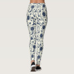 Voor Banjo Players Blue en Cream Folk Art Pattern Leggings<br><div class="desc">Deze geïllustreerde leggings zijn perfect voor banjo-spelers en iedereen die van bluegrass-muziek houdt. Ze hebben een folkvormig patroon met illustraties van bannelingen,  vogels,  manen,  sterren en botanische wijnaccenten,  allemaal in marinesblauw,  tegen een roomkleurige of ivoorkleurige achtergrond.</div>