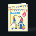 Voor Brother Custom Age Birthday Fun Gnomes Kaart<br><div class="desc">Een leuke verjaardagskaart voor een broer die je kunt aanpassen aan zijn leeftijd. De voorkant heeft twee schattige kabouters, een met een spandoek waarop 'BROTHER' staat en de andere met een rode ballon waar je de leeftijd van je broer aan kunt toevoegen. De kabouters zijn gebaseerd op de 'tomte' van...</div>