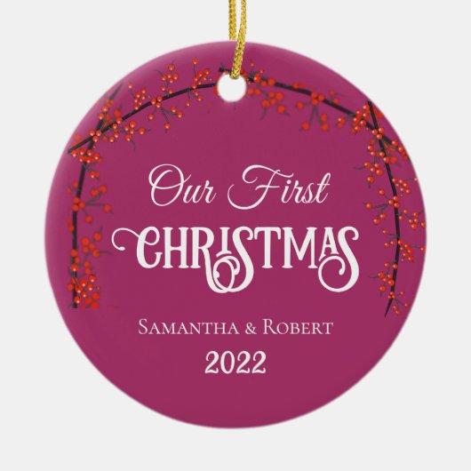 Voor de eerste kerstman: datum Holly Dark Pink Keramisch Ornament (Voorkant)