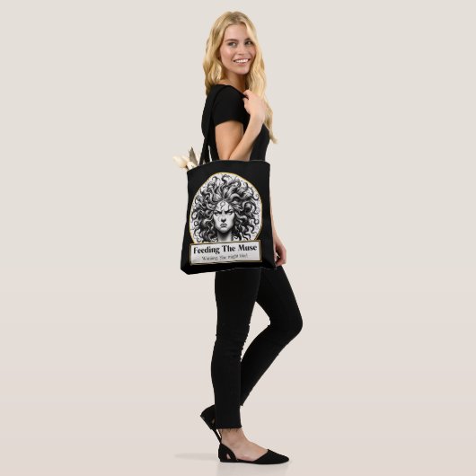 Voor de koffie: The Grumpy Muse Chronicles Tote Bag (Op model)