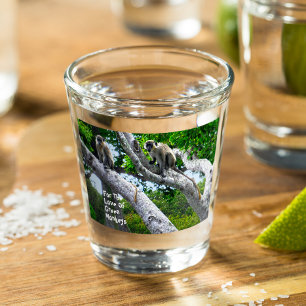 Voor de liefde van groene apen die schuimglas hebb shot glas